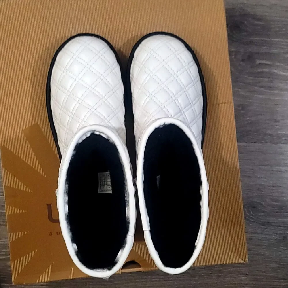 Ugg Classic Short II Quilted White Leather Boots Size 9